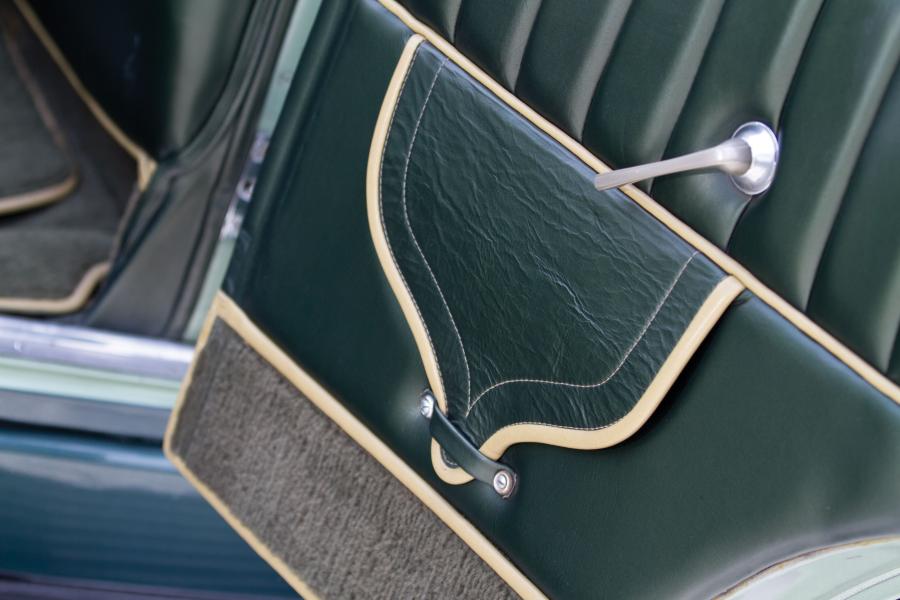 Детали интерьера Auburn 8-105 Salon Dual Ratio Convertible Sedan 1933 года  (фото 12 из 48)